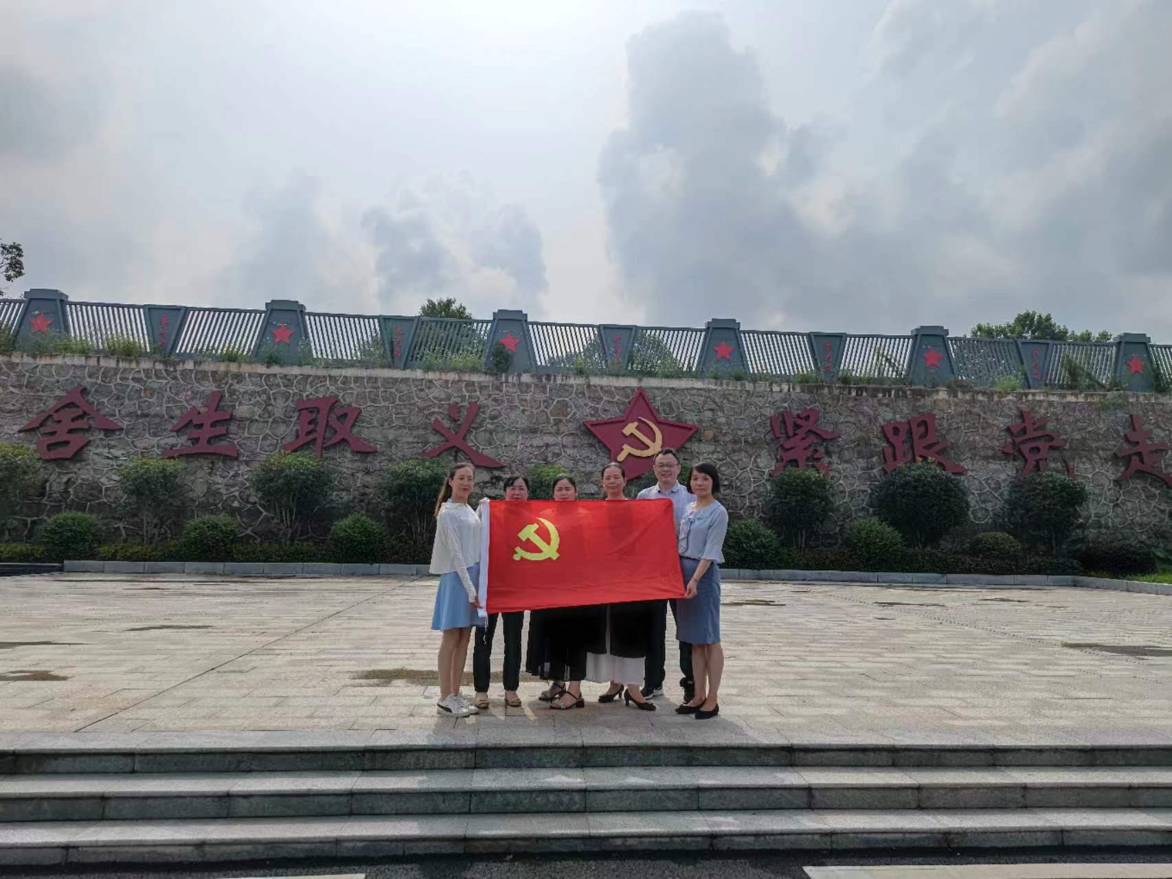 參觀(guān)紅色教育基地     感悟革命精神